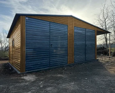 Plechová garáž 7x5 m, pre dve autá, sedlová strecha, výklopná brána, drevodekor, prístrešok 3 m