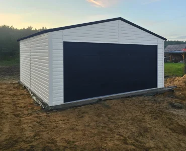 Plechová garáž 6x5,5 m, sedlová strecha, sekcionálna brána, biela