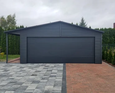 Plechová garáž 6x6 m, sedlová strecha, sekcionálna brána, grafit, prístrešok 1 m
