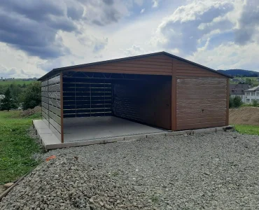 Plechová garáž 3x5 m, sedlová strecha, výklopná brána, drevodekor, prístrešok 4 m