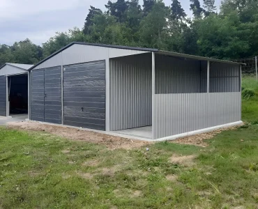 Plechová garáž 6x6 m, pre dve autá, sedlová strecha, výklopná brána, hliník, prístrešok 2 m