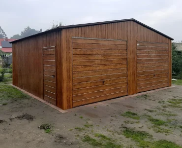 Plechová garáž 7x5 m, pre dve autá, sedlová strecha, výklopná brána, drevodekor – Model 2