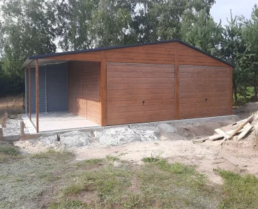 Plechová garáž 6x5 m, pre dve autá, sedlová strecha, výklopná brána, drevodekor, prístrešok 2 m – Model 2