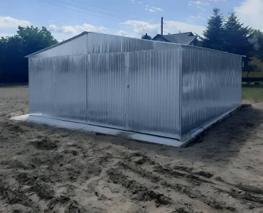 Plechová garáž 6x5 m, pre dve autá, sedlová strecha, dvojkrídlová brána, zinok