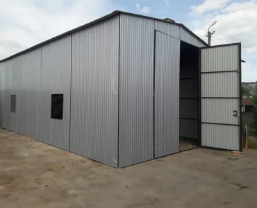 Plechová hala 6x10,5 m, sedlová strecha, dvojkrídlová brána, hliník