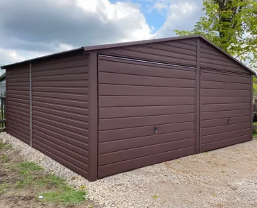 Plechová garáž 6,5x5,5 m, pre dve autá, sedlová strecha, výklopná brána, tmavo hnedá