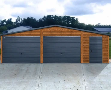 Plechová garáž 8x6 m, pre dve autá, so skladom, sedlová strecha, výklopná brána, drevodekor