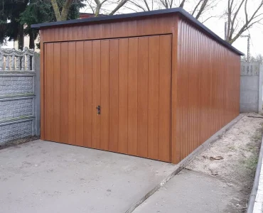 Plechová garáž 3x6 m, pultová strecha, výklopná brána, drevodekor – Model 2
