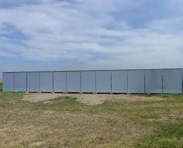 Plechová garáž 18x5 m, pultová strecha, dvojkrídlová brána, biela