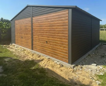 Plechová garáž 6,5x5 m, pre dve autá, sedlová strecha, výklopná brána, drevodekor čierna