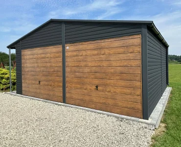 Plechová garáž 7x6 m, pre dve autá, sedlová strecha, výklopná brána, drevodekor čierna, prístrešok 0,5 m