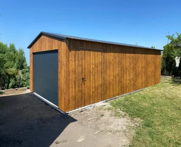 Plechová garáž 4x6 m, sedlová strecha, sekcionálna brána, drevodekor