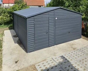 Plechová garáž 5x6 m, sedlová strecha, výklopná brána, grafit – Model 2