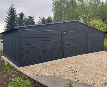 Plechová garáž 9x6 m, pre tri autá, sedlová strecha, výklopná brána, grafit