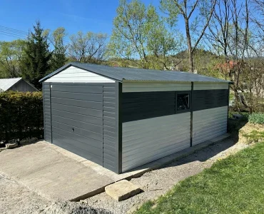 Plechová garáž 4x5 m, sedlová strecha, výklopná brána, biela, grafit