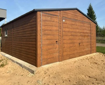 Plechová garáž 5x5 m, sedlová strecha, výklopná brána, drevodekor – Model 2