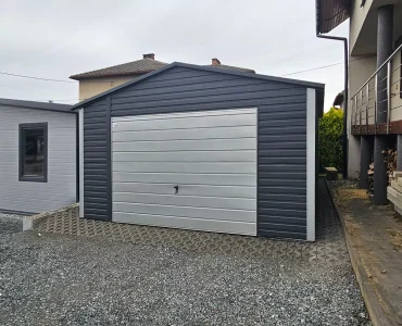 Plechová garáž 5x5 m, sedlová strecha, výklopná brána, grafit – Model 2
