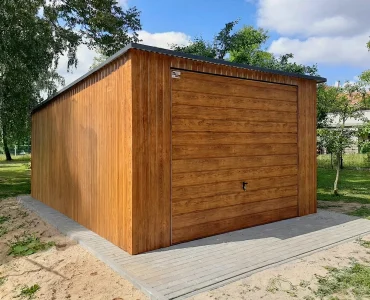 Plechová garáž 4x6 m, pultová strecha, výklopná brána, drevodekor – Model 3