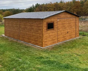 Plechová garáž 5x6 m, sedlová strecha, výklopná brána, drevodekor – Model 4