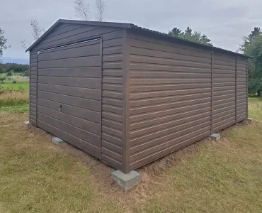 Plechová garáž 4x6 m, sedlová strecha, výklopná brána, tmavo hnedá