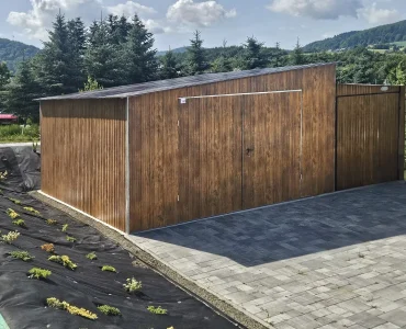 Plechová garáž 5x5 m, pultová strecha, dvojkrídlová brána, drevodekor