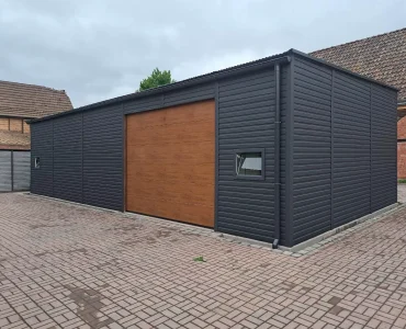 Plechová garáž 12x6 m, pultová strecha, sekcionálna brána, drevodekor grafit