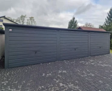 Plechová garáž 9x6 m, pre tri autá, pultová strecha, výklopná brána, grafit