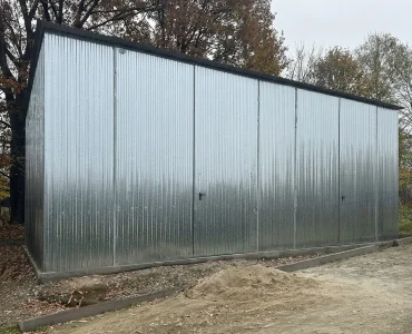 Plechová garáž 9x5 m, pre dve autá, pultová strecha, dvojkrídlová brána, zinok