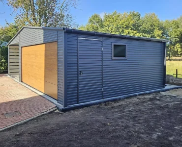 Plechová garáž 10x6 m, sedlová strecha, sekcionálna brána, drevodekor grafit