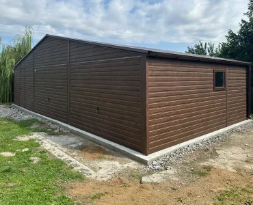 Plechová garáž 9x5 m, pre dve autá, sedlová strecha, výklopná brána, tmavo hnedá – Model 2
