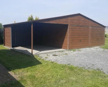 Plechová garáž 10x5 m, pre dve autá, sedlová strecha, výklopná brána, drevodekor tmavo hnedá