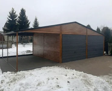 Plechová garáž 9x5 m, pre dve autá, sedlová strecha, výklopná brána, drevodekor