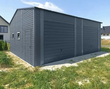 Plechová garáž 7x6 m, pre dve autá, sedlová strecha, výklopná brána, grafit – Model 2