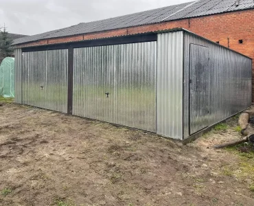 Plechová garáž 7x5 m, pre dve autá, pultová strecha, výklopná brána, zinok – Model 2