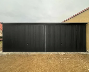Plechová garáž 7,5x6 m, pre dve autá, pultová strecha, výklopná brána, čierna