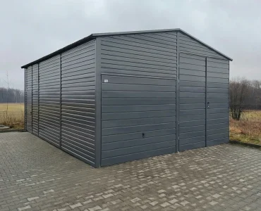 Plechová hala 6x8 m, sedlová strecha, výklopná brána, grafit – Model 2