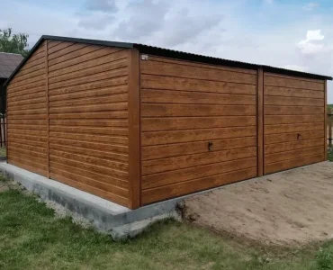 Plechová garáž 6x6 m, pre dve autá, sedlová strecha, výklopná brána, drevodekor – Model 5