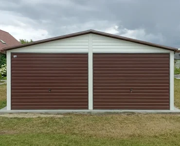 Plechová garáž 6x6 m, pre dve autá, sedlová strecha, výklopná brána, biela