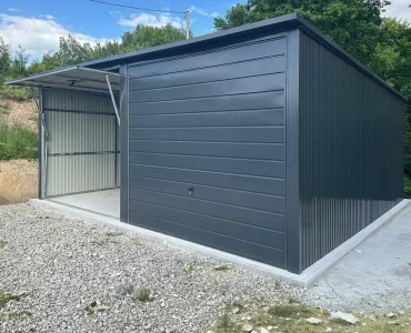 Plechová garáž 6x5 m, pre dve autá, pultová strecha, výklopná brána, grafit – Model 2