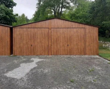 Plechová garáž 6,5x5 m, pre dve autá, sedlová strecha, výklopná brána, drevodekor – Model 2