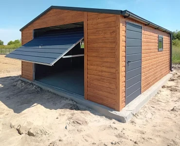 Plechová garáž 5x6 m, sedlová strecha, výklopná brána, drevodekor – Model 3