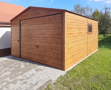Plechová garáž 4x5 m, sedlová strecha, výklopná brána, drevodekor – Model 6