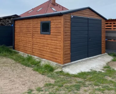Plechová garáž 4x5 m, sedlová strecha, dvojkrídlová brána, drevodekor – Model 2