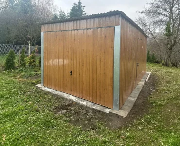 Plechová garáž 3x5 m, pultová strecha, výklopná brána, drevodekor – Model 6