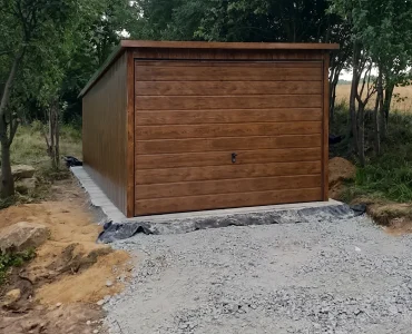 Plechová garáž 3x5 m, pultová strecha, výklopná brána, drevodekor – Model 5