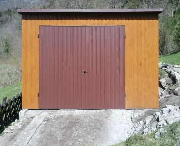 Plechová garáž 3,5x4 m, pultová strecha, dvojkrídlová brána, drevodekor