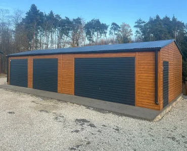 Plechová garáž 13x6 m, pre tri autá, sedlová strecha, výklopná brána, drevodekor