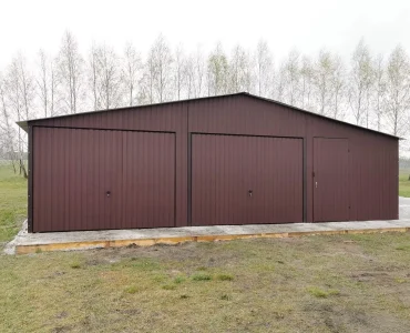 Plechová garáž 9x5 m, pre dve autá, sedlová strecha, výklopná brána, tmavo hnedá