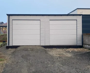 Plechová garáž 7x7 m, pre dve autá, sedlová strecha, sekcionálna brána, hliník