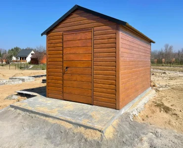 Plechový domček na náradie 2,5x4 m, sedlová strecha, drevodekor